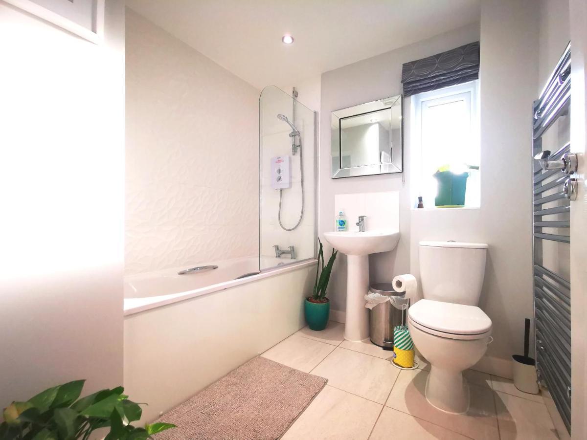 The Lawnswood - Central Manchester Holiday Home With Free Parking Zewnętrze zdjęcie