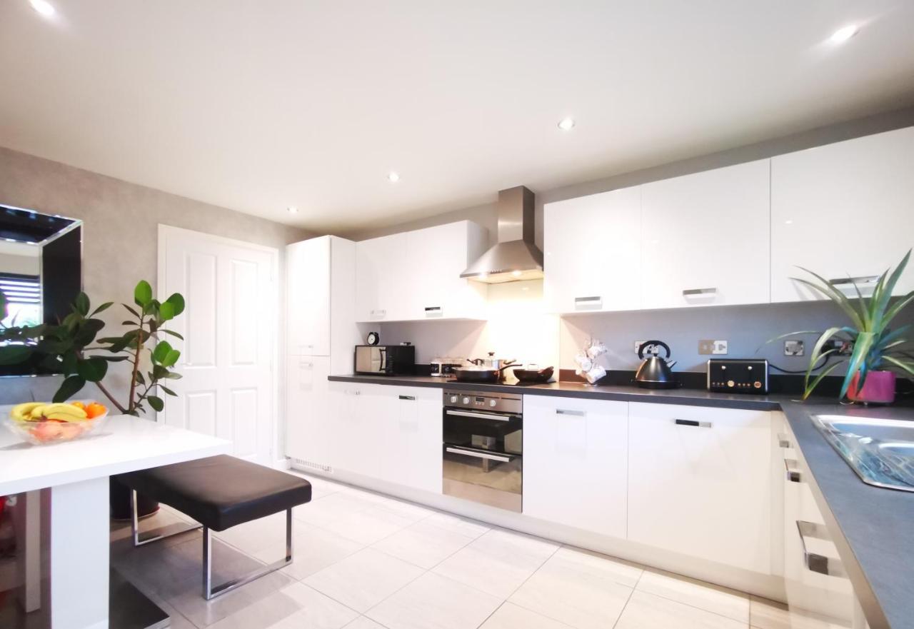 The Lawnswood - Central Manchester Holiday Home With Free Parking Zewnętrze zdjęcie